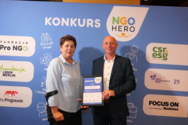 Kobieta i mężczyzna stoją obok siebie
