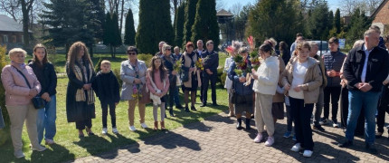 Wierni na placu kościelnym. Niektórzy trzymają w dłoniach palmy 
