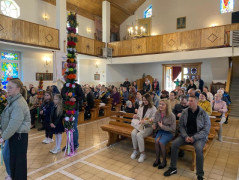 Wierni w kościele. Widoczna duża palma wielkanocna 