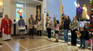 Wierni w kościele. Widoczne palmy wielkanocne 