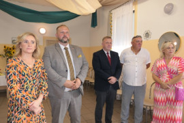 Grupa osób, kobiety i mężczyźni 