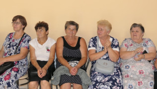 Grupa seniorek siedząca na krzesłach 