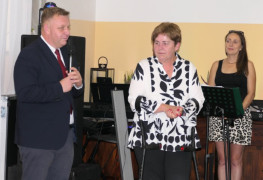 Kobieta i mężczyzna. Mężczyzna trzyma w ręku mikrofon 