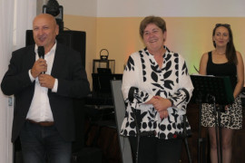 Dwie kobiety i mężczyzna, mężczyzna trzyma w ręku mikrofon 