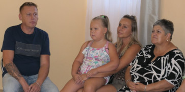 Grupa osób siedząca na krzesłach 