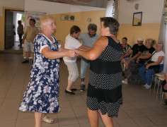 Grupa tańczących osób 