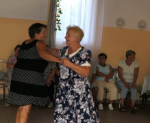 Kobiety podczas wspólnego tańca 
