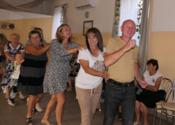 Grupa tańczących osób 