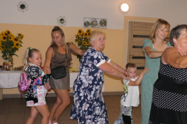 Grupa bawiących się osób
