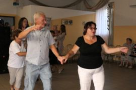 Grupa osób podczas zabawy tanecznej 