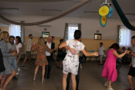 Grupa osób podczas zabawy tanecznej 