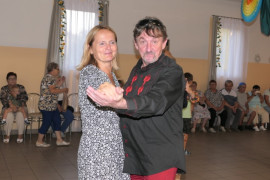 Kobieta i mężczyzna podczas zabawy tanecznej 