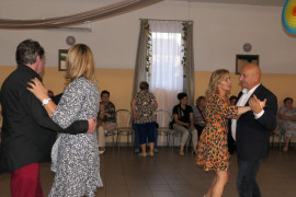 Grupa osób podczas zabawy tanecznej 