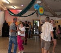 Grupa osób podczas zabawy tanecznej 