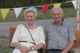 Kobieta i mężczyzna siedzą na ławce obok siebie 