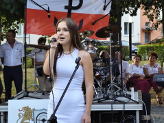 Młoda kobieta podczas występu scenicznego 