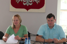 Dwie osoby siedzą przy stole. Uczestnicy spotkania