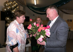 Mężczyzna wręcza kobiecie róże