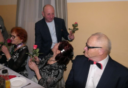 Mężczyzna wręcza kwiaty kobietom 
