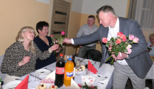 Mężczyzna wręcza kobiecie różę 
