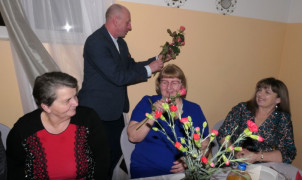 Mężczyzna wręcza kobietom róże 