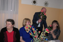 Mężczyzna wręcza kobietom kwiaty