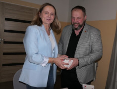 Mężczyzna wręcza kobiecie czekoladki