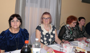Cztery kobiety siedzą za stołem 