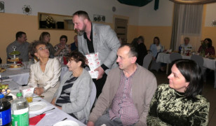 Mężczyzna wręcza kobietom czekoladki