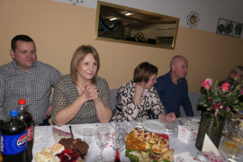 Kobiety i mężczyźni siedzą przy stole  