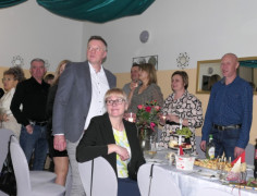 Osoby podczas wspólnej zabawy z okazji Dnia Kobiet
