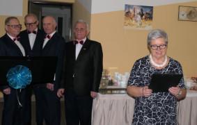 Kobieta podczas zapraszania uczestników Dnia Kobiet na występ zespołu
