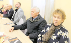 Osoby siedzą przy stole 