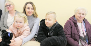 Kobiety i dzieci siedzą obok siebie