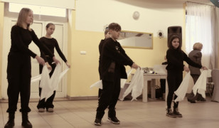 Dzieci wykonują układ taneczny 