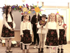 Dzieci w strojach ludowych podczas występu 