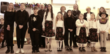 Grupa osób. Osoby stoją obok siebie