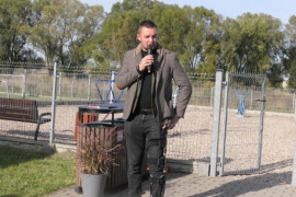 Mężczyzna opowiada o selektywnej zbiórce odpadów. Mężczyzna trzyma w ręku mikrofon 