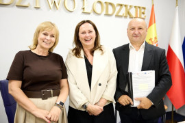 Dwie kobiety i mężczyzna. Mężczyzna trzyma  w ręku dokument 