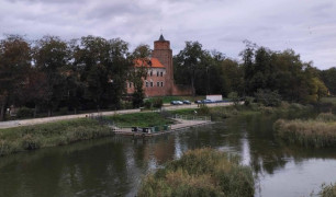 Zamek, woda, zieleń. Miejscowość Uniejów