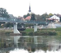 Zamek w Uniejowie. widoczny most i rzeka 