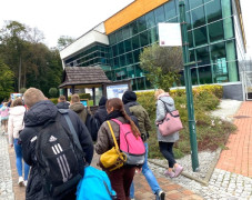 Grupa osób. Widoczne termy w Unijowie 