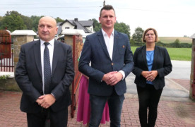 Osoby stoją obok siebie 
