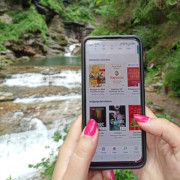 Woda, drzewa, telefon komórkowy trzymany w ręku 