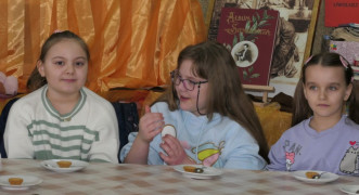 Trzy dziewczynki siedzą obok siebie