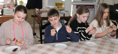 Trzy dziewczynki i chłopiec podczas przygotowywania babeczek 