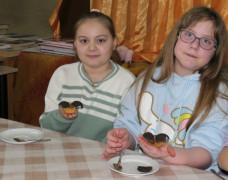 Dwie dziewczynki prezentują przygotowane przez siebie babeczki