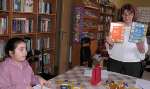 Kobieta i dziewczynka. Kobieta trzyma w ręku książki