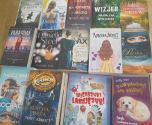 Książki na półce w bibliotece 