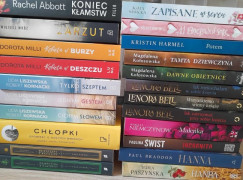Książki ułożone jedna na drugiej 